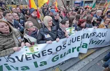 Una ruidosa concentración ante la delegación del Gobierno de España en Navarra, convocada por la Asociación Profesional Justicia Guardia Civil (JUCIL), ha protestado este sábado en Pamplona contra el traspaso de las competencias de tráfico a Navarra.