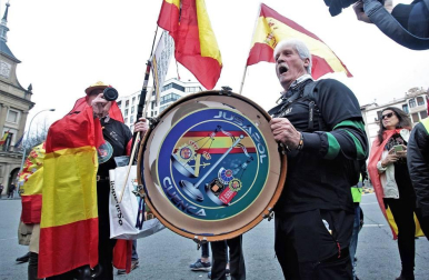 Una ruidosa concentración ante la delegación del Gobierno de España en Navarra, convocada por la Asociación Profesional Justicia Guardia Civil (JUCIL), ha protestado este sábado en Pamplona contra el traspaso de las competencias de tráfico a Navarra.