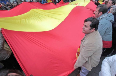 Una ruidosa concentración ante la delegación del Gobierno de España en Navarra, convocada por la Asociación Profesional Justicia Guardia Civil (JUCIL), ha protestado este sábado en Pamplona contra el traspaso de las competencias de tráfico a Navarra.