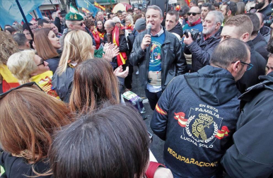 Una ruidosa concentración ante la delegación del Gobierno de España en Navarra, convocada por la Asociación Profesional Justicia Guardia Civil (JUCIL), ha protestado este sábado en Pamplona contra el traspaso de las competencias de tráfico a Navarra.