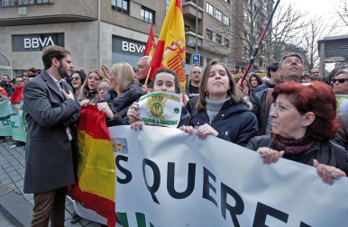 Una ruidosa concentración ante la delegación del Gobierno de España en Navarra, convocada por la Asociación Profesional Justicia Guardia Civil (JUCIL), ha protestado este sábado en Pamplona contra el traspaso de las competencias de tráfico a Navarra.