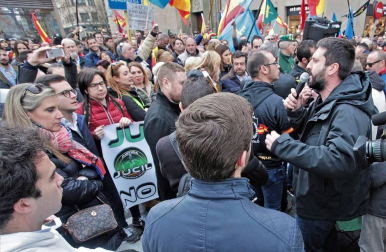 Una ruidosa concentración ante la delegación del Gobierno de España en Navarra, convocada por la Asociación Profesional Justicia Guardia Civil (JUCIL), ha protestado este sábado en Pamplona contra el traspaso de las competencias de tráfico a Navarra.