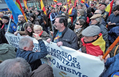 Una ruidosa concentración ante la delegación del Gobierno de España en Navarra, convocada por la Asociación Profesional Justicia Guardia Civil (JUCIL), ha protestado este sábado en Pamplona contra el traspaso de las competencias de tráfico a Navarra.