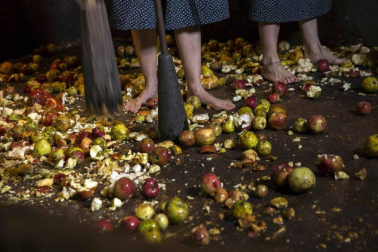 Arizkun revive la elaboración de la sidra a la vieja usanza con el método Kirikoketa, triturando la manzana a ritmo de mazas sincronizadas. Se machacaron un total de 1.500 kilos de manzanas en el lagar Gamioxarrea del siglo XVIII ahora restaurado