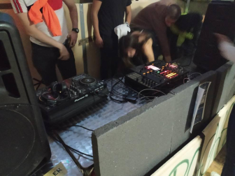 Un total de 100 jóvenes celebraban una fiesta ilegal en una bajera de La Milagrosa