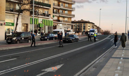 Dos jóvenes, un chico y una chica, resultaron heridos este lunes 10 de febrero tras sufrir un atropello en el puente de Cuatrovientos.