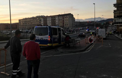 Dos jóvenes, un chico y una chica, resultaron heridos este lunes 10 de febrero tras sufrir un atropello en el puente de Cuatrovientos.