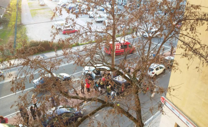 Dos jóvenes, un chico y una chica, resultaron heridos este lunes 10 de febrero tras sufrir un atropello en el puente de Cuatrovientos.