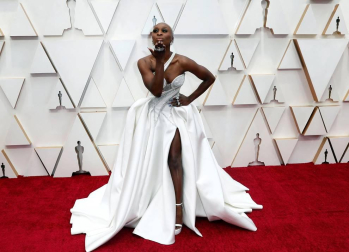 Repaso de los vestidos y diseños que lucieron los artistas en la alfombra roja antes de la entrega de los Premios Oscar