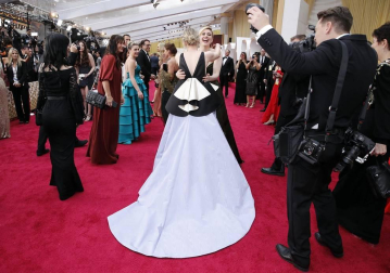 Repaso de los vestidos y diseños que lucieron los artistas en la alfombra roja antes de la entrega de los Premios Oscar