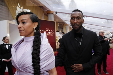 Repaso de los vestidos y diseños que lucieron los artistas en la alfombra roja antes de la entrega de los Premios Oscar