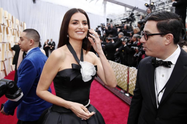 Repaso de los vestidos y diseños que lucieron los artistas en la alfombra roja antes de la entrega de los Premios Oscar
