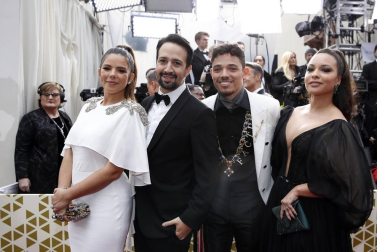 Repaso de los vestidos y diseños que lucieron los artistas en la alfombra roja antes de la entrega de los Premios Oscar