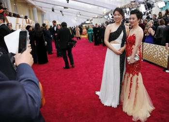 Repaso de los vestidos y diseños que lucieron los artistas en la alfombra roja antes de la entrega de los Premios Oscar