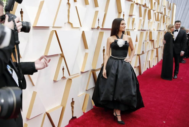 Repaso de los vestidos y diseños que lucieron los artistas en la alfombra roja antes de la entrega de los Premios Oscar