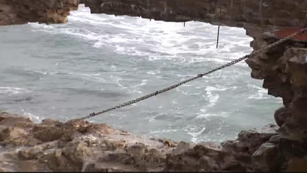Video: Parte del muro del muelle de Zarautz se viene abajo, dejando un enorme agujero