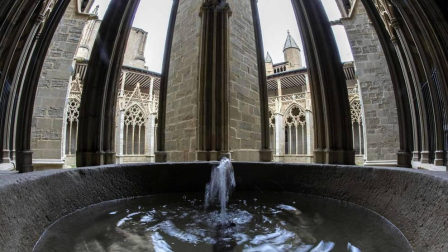 Imágenes de la visita guiada a la presentación de la finalización de las obras de restauración del claustro gótico de la Catedral de Pamplona.