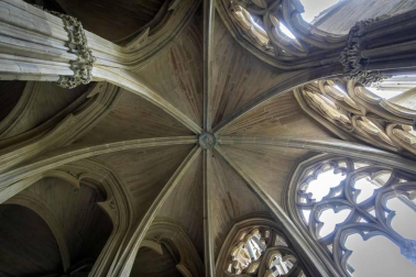 Imágenes de la visita guiada a la presentación de la finalización de las obras de restauración del claustro gótico de la Catedral de Pamplona.