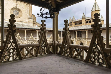 Imágenes de la visita guiada a la presentación de la finalización de las obras de restauración del claustro gótico de la Catedral de Pamplona.