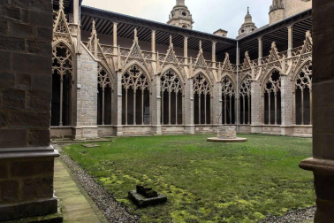 Imágenes de la visita guiada a la presentación de la finalización de las obras de restauración del claustro gótico de la Catedral de Pamplona.