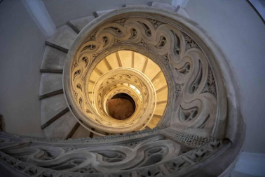 Imágenes de la visita guiada a la presentación de la finalización de las obras de restauración del claustro gótico de la Catedral de Pamplona.