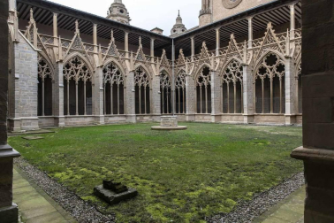 Imágenes de la visita guiada a la presentación de la finalización de las obras de restauración del claustro gótico de la Catedral de Pamplona.
