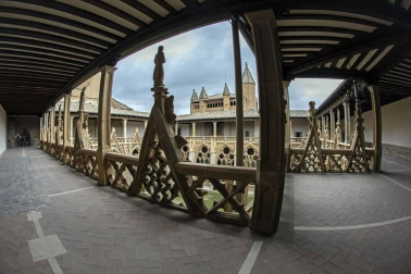 Imágenes de la visita guiada a la presentación de la finalización de las obras de restauración del claustro gótico de la Catedral de Pamplona.