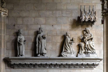 Imágenes de la visita guiada a la presentación de la finalización de las obras de restauración del claustro gótico de la Catedral de Pamplona.