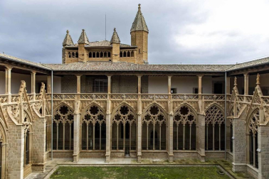 Imágenes de la visita guiada a la presentación de la finalización de las obras de restauración del claustro gótico de la Catedral de Pamplona.