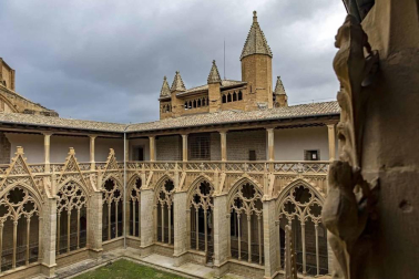 Imágenes de la visita guiada a la presentación de la finalización de las obras de restauración del claustro gótico de la Catedral de Pamplona.