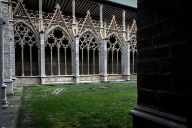 Imágenes de la visita guiada a la presentación de la finalización de las obras de restauración del claustro gótico de la Catedral de Pamplona.
