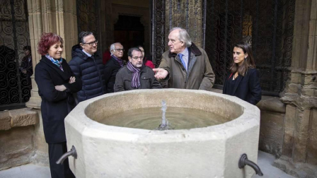 Imágenes de la visita guiada a la presentación de la finalización de las obras de restauración del claustro gótico de la Catedral de Pamplona.