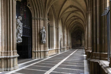 Imágenes de la visita guiada a la presentación de la finalización de las obras de restauración del claustro gótico de la Catedral de Pamplona.