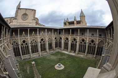Imágenes de la visita guiada a la presentación de la finalización de las obras de restauración del claustro gótico de la Catedral de Pamplona.