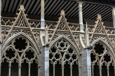 Imágenes de la visita guiada a la presentación de la finalización de las obras de restauración del claustro gótico de la Catedral de Pamplona.