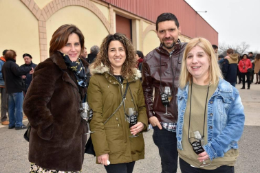 El pasado sábado 8 de febrero los vecinos de Cascante fueron los mejores embajadores de su tierra a través de una nueva edición del festival 'Estaciones Sonoras'. Este encuentro promueve la gastronomía, la música, la cultura y el patrimonio de la localidad, llenando Cascante de vida. El 8 de febrero, la propuesta se llevó a cabo en las instalaciones Bodegas Malón de Echaide, donde se celebró una degustación y un concierto de Elliott Murphy.