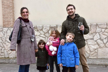 El pasado sábado 8 de febrero los vecinos de Cascante fueron los mejores embajadores de su tierra a través de una nueva edición del festival 'Estaciones Sonoras'. Este encuentro promueve la gastronomía, la música, la cultura y el patrimonio de la localidad, llenando Cascante de vida. El 8 de febrero, la propuesta se llevó a cabo en las instalaciones Bodegas Malón de Echaide, donde se celebró una degustación y un concierto de Elliott Murphy.