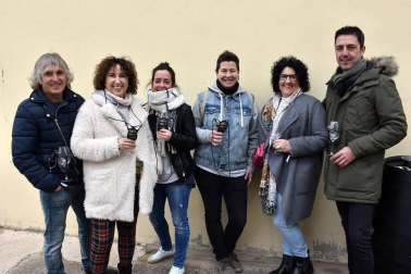 El pasado sábado 8 de febrero los vecinos de Cascante fueron los mejores embajadores de su tierra a través de una nueva edición del festival 'Estaciones Sonoras'. Este encuentro promueve la gastronomía, la música, la cultura y el patrimonio de la localidad, llenando Cascante de vida. El 8 de febrero, la propuesta se llevó a cabo en las instalaciones Bodegas Malón de Echaide, donde se celebró una degustación y un concierto de Elliott Murphy.