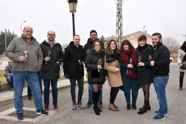 El pasado sábado 8 de febrero los vecinos de Cascante fueron los mejores embajadores de su tierra a través de una nueva edición del festival 'Estaciones Sonoras'. Este encuentro promueve la gastronomía, la música, la cultura y el patrimonio de la localidad, llenando Cascante de vida. El 8 de febrero, la propuesta se llevó a cabo en las instalaciones Bodegas Malón de Echaide, donde se celebró una degustación y un concierto de Elliott Murphy.