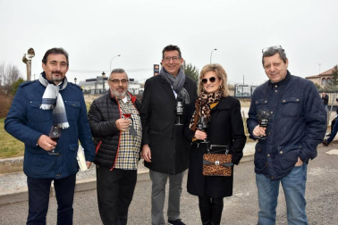 El pasado sábado 8 de febrero los vecinos de Cascante fueron los mejores embajadores de su tierra a través de una nueva edición del festival 'Estaciones Sonoras'. Este encuentro promueve la gastronomía, la música, la cultura y el patrimonio de la localidad, llenando Cascante de vida. El 8 de febrero, la propuesta se llevó a cabo en las instalaciones Bodegas Malón de Echaide, donde se celebró una degustación y un concierto de Elliott Murphy.