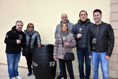 El pasado sábado 8 de febrero los vecinos de Cascante fueron los mejores embajadores de su tierra a través de una nueva edición del festival 'Estaciones Sonoras'. Este encuentro promueve la gastronomía, la música, la cultura y el patrimonio de la localidad, llenando Cascante de vida. El 8 de febrero, la propuesta se llevó a cabo en las instalaciones Bodegas Malón de Echaide, donde se celebró una degustación y un concierto de Elliott Murphy.