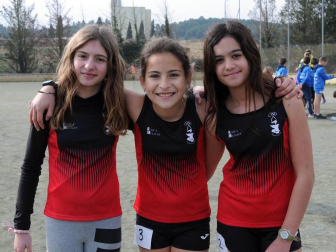 Los jóvenes atletas de la localidad navarra de Caparroso se convirtieron en los anfitriones de la iniciativa 'Jugando al altetismo'. Equipos de deportistas de localidades cercanas se reunieron alrededor de diversas pruebas para demostrar su habilidad y su talento en la pista. Una jornada festiva que se vivió con gran deportividad por parte de todos los participantes: atletas, entrenadores y familiares.