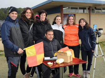 Los jóvenes atletas de la localidad navarra de Caparroso se convirtieron en los anfitriones de la iniciativa 'Jugando al altetismo'. Equipos de deportistas de localidades cercanas se reunieron alrededor de diversas pruebas para demostrar su habilidad y su talento en la pista. Una jornada festiva que se vivió con gran deportividad por parte de todos los participantes: atletas, entrenadores y familiares.