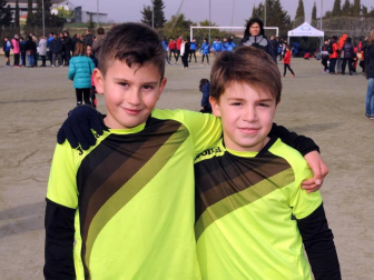 Los jóvenes atletas de la localidad navarra de Caparroso se convirtieron en los anfitriones de la iniciativa 'Jugando al altetismo'. Equipos de deportistas de localidades cercanas se reunieron alrededor de diversas pruebas para demostrar su habilidad y su talento en la pista. Una jornada festiva que se vivió con gran deportividad por parte de todos los participantes: atletas, entrenadores y familiares.