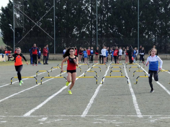 Los jóvenes atletas de la localidad navarra de Caparroso se convirtieron en los anfitriones de la iniciativa 'Jugando al altetismo'. Equipos de deportistas de localidades cercanas se reunieron alrededor de diversas pruebas para demostrar su habilidad y su talento en la pista. Una jornada festiva que se vivió con gran deportividad por parte de todos los participantes: atletas, entrenadores y familiares.