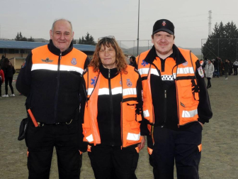 Los jóvenes atletas de la localidad navarra de Caparroso se convirtieron en los anfitriones de la iniciativa 'Jugando al altetismo'. Equipos de deportistas de localidades cercanas se reunieron alrededor de diversas pruebas para demostrar su habilidad y su talento en la pista. Una jornada festiva que se vivió con gran deportividad por parte de todos los participantes: atletas, entrenadores y familiares.