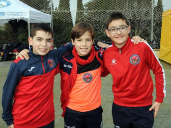 Los jóvenes atletas de la localidad navarra de Caparroso se convirtieron en los anfitriones de la iniciativa 'Jugando al altetismo'. Equipos de deportistas de localidades cercanas se reunieron alrededor de diversas pruebas para demostrar su habilidad y su talento en la pista. Una jornada festiva que se vivió con gran deportividad por parte de todos los participantes: atletas, entrenadores y familiares.
