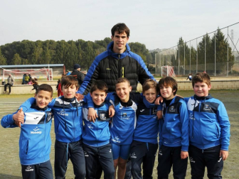 Los jóvenes atletas de la localidad navarra de Caparroso se convirtieron en los anfitriones de la iniciativa 'Jugando al altetismo'. Equipos de deportistas de localidades cercanas se reunieron alrededor de diversas pruebas para demostrar su habilidad y su talento en la pista. Una jornada festiva que se vivió con gran deportividad por parte de todos los participantes: atletas, entrenadores y familiares.