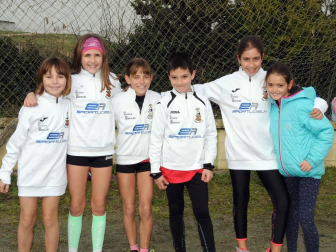 Los jóvenes atletas de la localidad navarra de Caparroso se convirtieron en los anfitriones de la iniciativa 'Jugando al altetismo'. Equipos de deportistas de localidades cercanas se reunieron alrededor de diversas pruebas para demostrar su habilidad y su talento en la pista. Una jornada festiva que se vivió con gran deportividad por parte de todos los participantes: atletas, entrenadores y familiares.