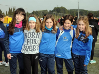 Los jóvenes atletas de la localidad navarra de Caparroso se convirtieron en los anfitriones de la iniciativa 'Jugando al altetismo'. Equipos de deportistas de localidades cercanas se reunieron alrededor de diversas pruebas para demostrar su habilidad y su talento en la pista. Una jornada festiva que se vivió con gran deportividad por parte de todos los participantes: atletas, entrenadores y familiares.